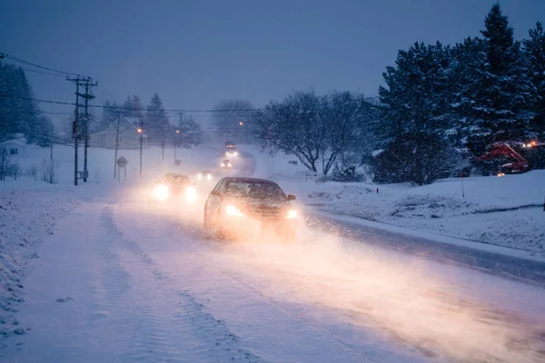 Blizzard Kanada'da bir kış aylarında yolda — Stok fotoğraf