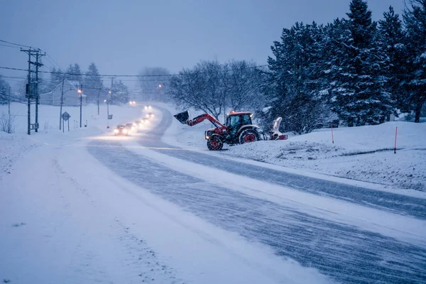 Blizzard Kanada'da bir kış aylarında yolda — Stok fotoğraf