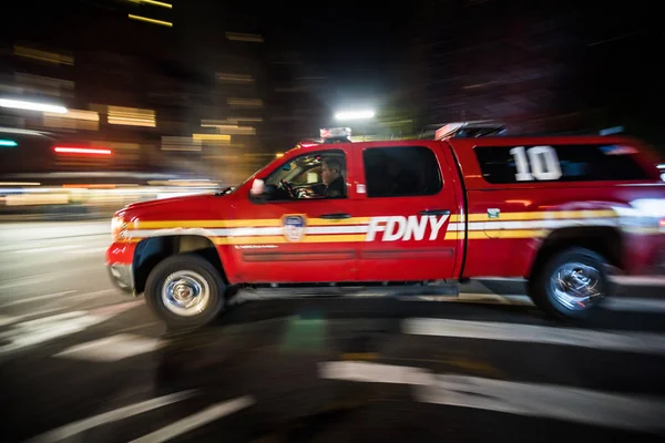 Camion de ramassage d'urgence passant rapidement la nuit — Photo