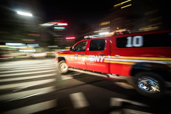 Camion pick-up di emergenza che passa veloce di notte — Foto Stock