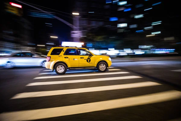 NYC Yellow Cab проходит быстро по ночам — стоковое фото