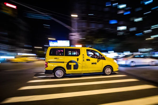 纽约黄色出租车夜间通过快速 — 图库照片