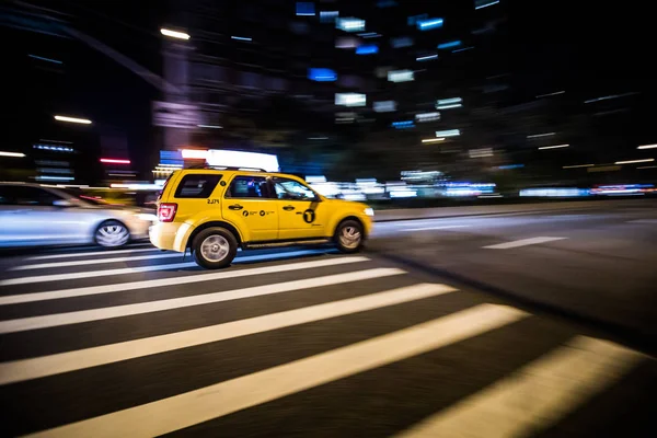NYC Yellow Cab проходит быстро по ночам — стоковое фото
