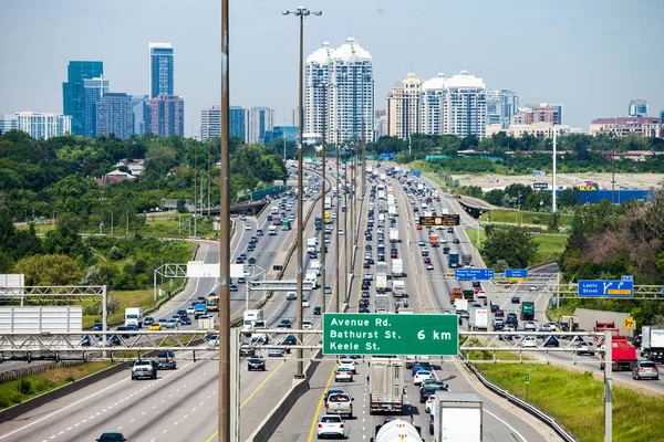 Автострада 401 с городом Торонто в фоновом режиме — стоковое фото