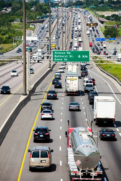 Автострада 401 с городом Торонто в фоновом режиме — стоковое фото