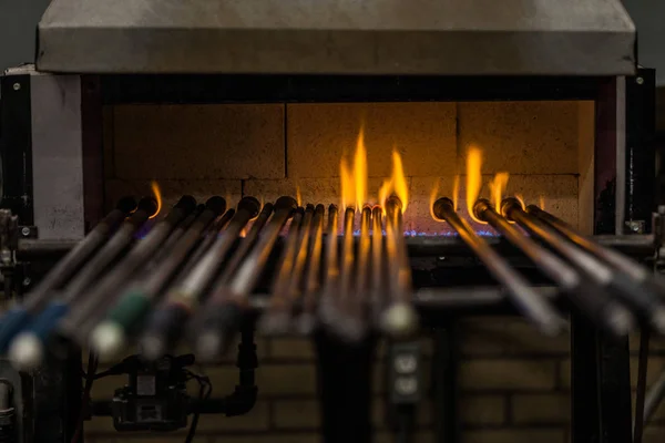 Tubos de soplado mantenidos calientes en el horno de propano — Foto de Stock