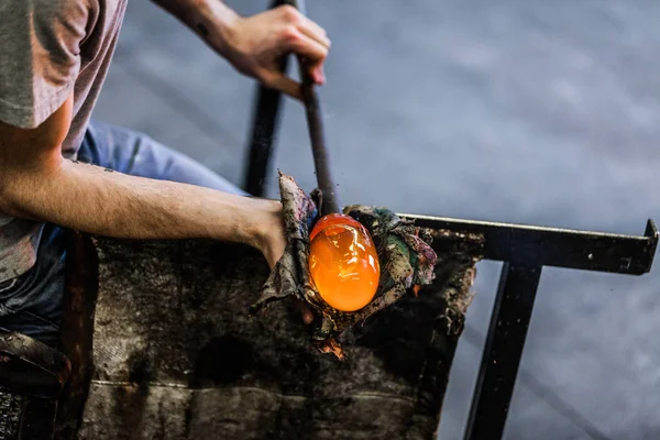 Hombre trabajando en una pieza de vidrio soplado —  Fotos de Stock