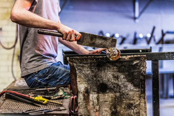 Hombre trabajando en una pieza de vidrio soplado — Foto de Stock