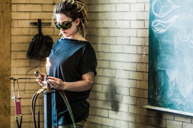 Kadın aydınlatma Torch Ateş etmek ve üfleme için ayarlama