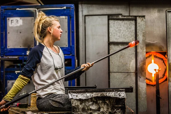 Soprando Vidro Profissional Caucasiano Mulher Trabalhando Vaso — Fotografia de Stock