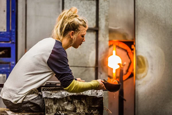 Glasbläserin Professionelle Kaukasische Frau Arbeitet Einer Vase — Stockfoto