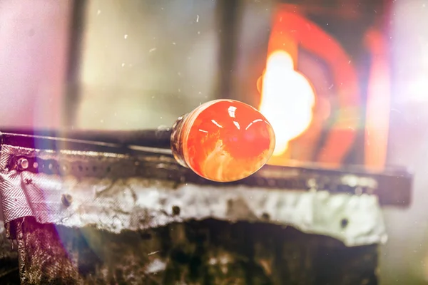 Glassblowing kawałek i piec w tle — Zdjęcie stockowe