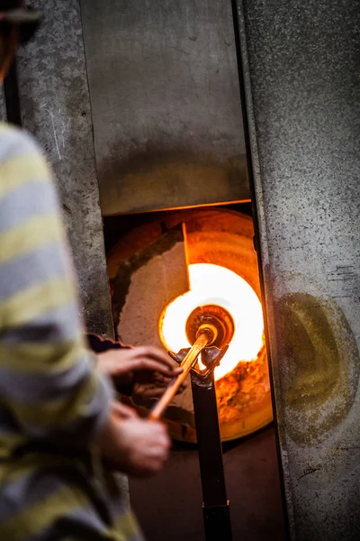 Glassmaker Flashing Piece of Glass in the Kiln — Stock Photo, Image