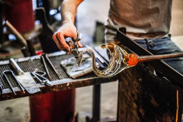 Mann arbeitet an einem mundgeblasenen Glasstück — Stockfoto