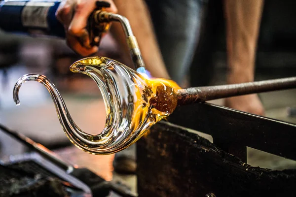 Hombre trabajando en una pieza de vidrio soplado — Foto de Stock