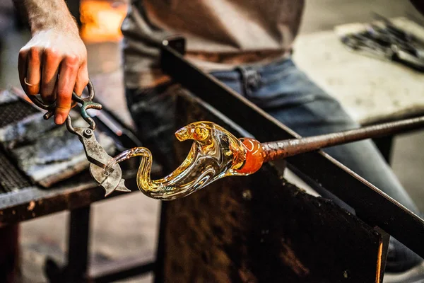 Homme travaillant sur une pièce de verre soufflé — Photo