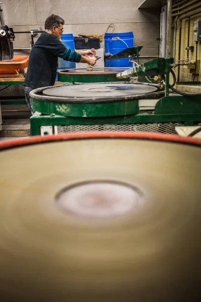 Hombre trabajando un jarrón soplado de vidrio —  Fotos de Stock