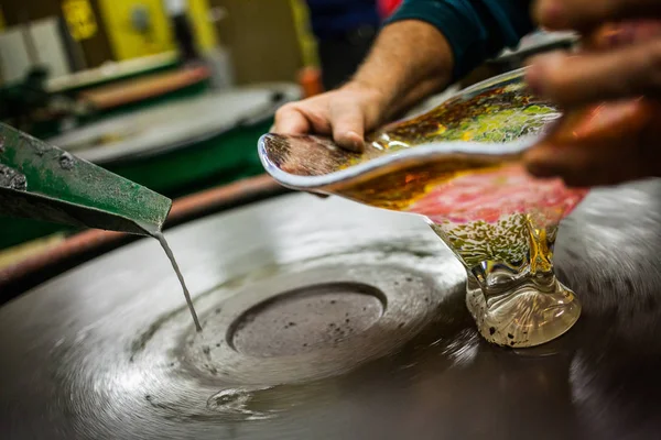 Hombre trabajando un jarrón soplado de vidrio — Foto de Stock