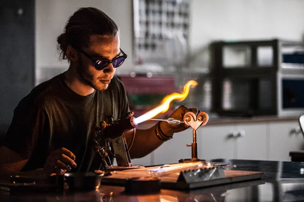 Glassblowing człowiek pracuje nad płomieniem palnika — Zdjęcie stockowe