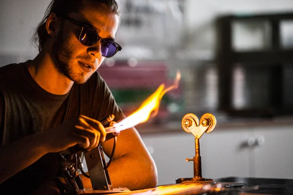 Soufflage de verre homme travaillant sur une flamme de torche — Photo