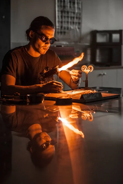 Glassblowing człowiek pracuje nad płomieniem palnika — Zdjęcie stockowe