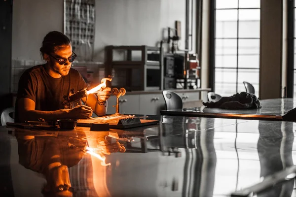 Homem de sopro de vidro trabalhando em uma chama de tocha — Fotografia de Stock