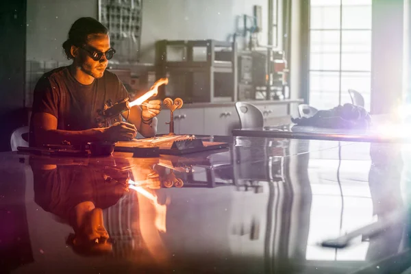 Glasblazen Man werken op een vuur fakkel — Stockfoto