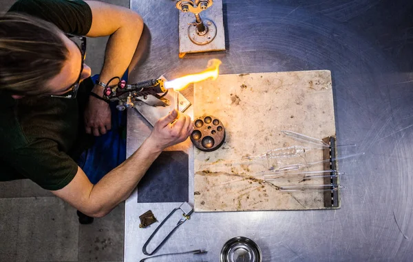 Hombre que sopla vidrio trabajando en una llama de antorcha —  Fotos de Stock