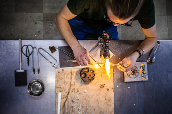 Hombre que sopla vidrio trabajando en una llama de antorcha —  Fotos de Stock
