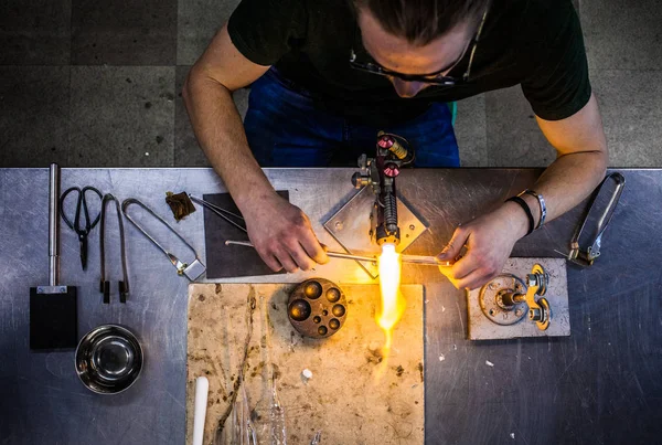 Foukání skla muž pracující na pochodeň plamen — Stock fotografie