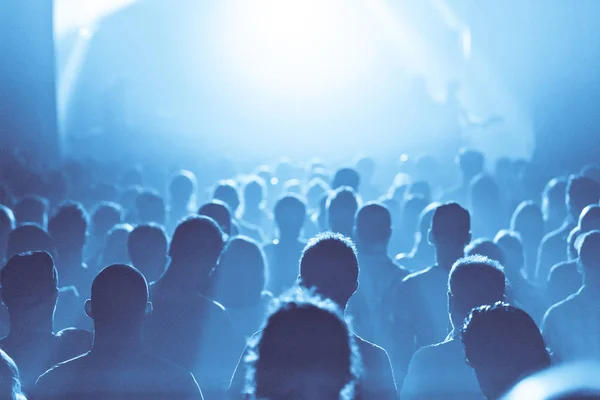 Ambiente azul e multidão em silhueta durante um concerto — Fotografia de Stock