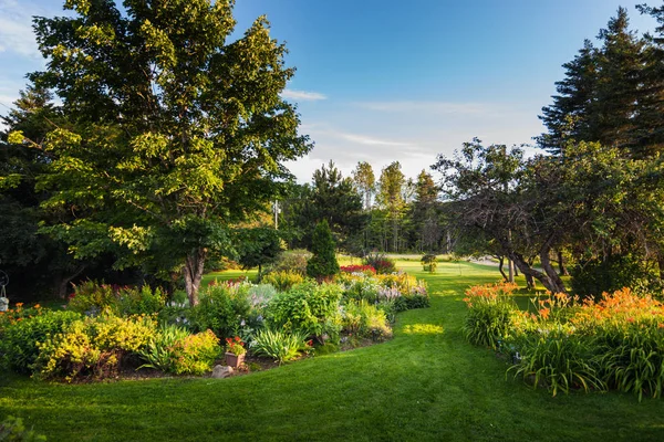 Beautiful Front Yard Garden — Stock Photo, Image