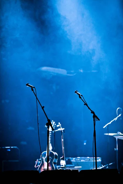 Leere Bühne und Nebel mit Mikrofonen und Gitarre — Stockfoto