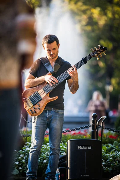 Mężczyzna gitara gra za pieniądze — Zdjęcie stockowe