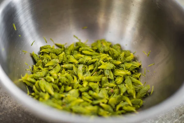 Fresh Tips into an Bowl for a Beer Recipe — Stock Photo, Image