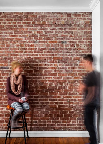 Casal embaçado na frente de uma perspectiva de parede de tijolo plano — Fotografia de Stock