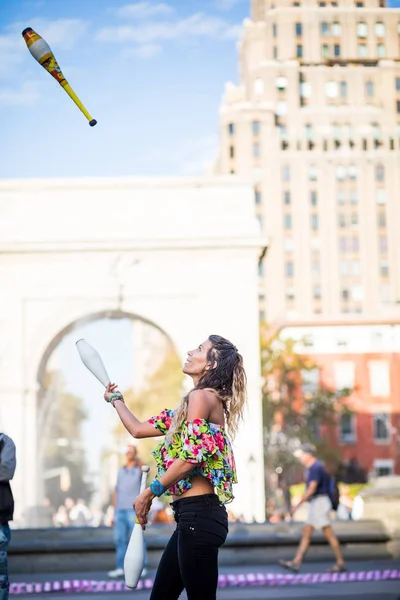 Vrouw jongleren met pinnen in New York — Stockfoto