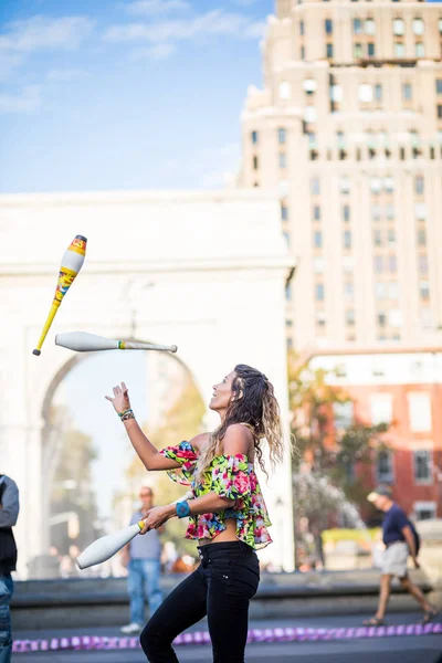 Женщина жонглирует булавками в Нью-Йорке — стоковое фото