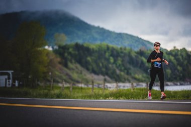 Kadın maratoncu mesafe hakkında 7km