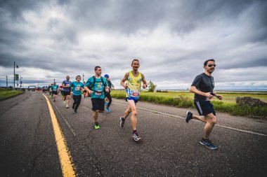 Marathoners başlangıç çizgisine hemen sonra grup