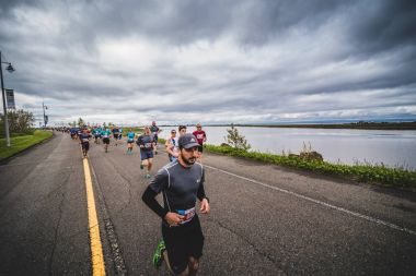 Marathoners başlangıç çizgisine hemen sonra grup
