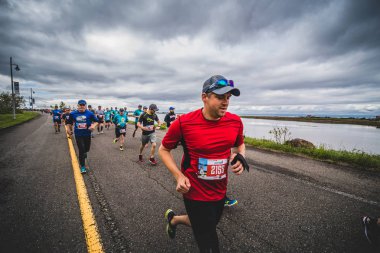Marathoners başlangıç çizgisine hemen sonra grup