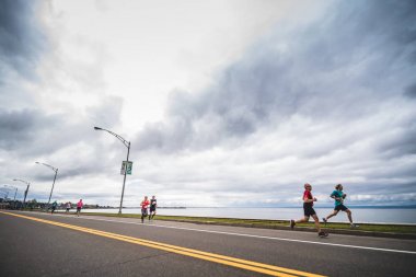 Marathoners başlangıç çizgisine hemen sonra grup