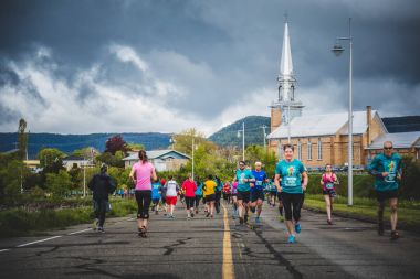 Caddenin her iki yanında marathoners 