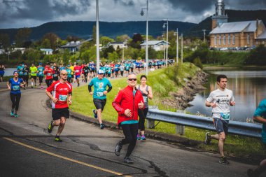 Caddenin her iki yanında marathoners 