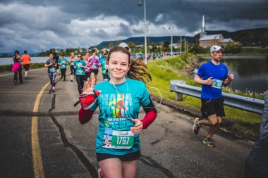 10 k çalıştıran ve bazı müzik bekleyen kadın