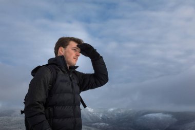 Adam Alone kış aylarında dağın zirvesinde