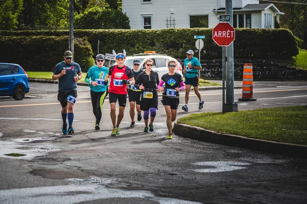 Personas siguiendo al Líder del Conejo durante la Maratón — Foto de Stock