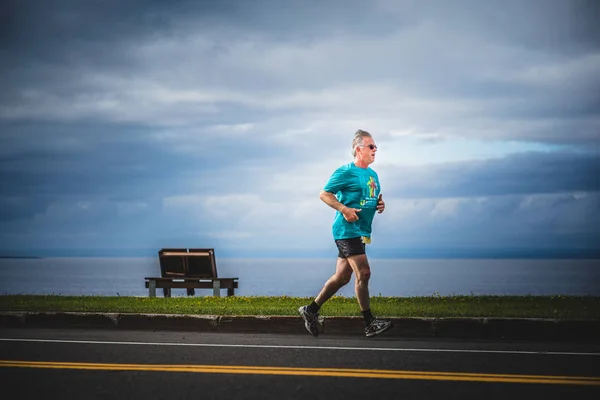 Mann läuft beim Marathon allein — Stockfoto