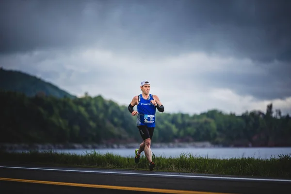 Marathonläufer allein den Berg hinunter — Stockfoto